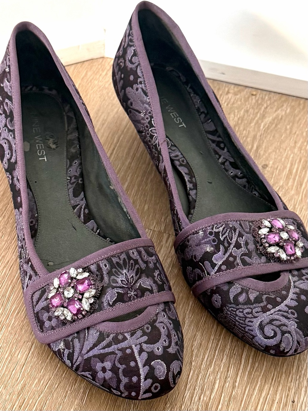 Vintage Nine West Purple Brocade Jeweled Kitten Heels Y2K Grandma Core Sz 8.5M - Picture 2 of 8